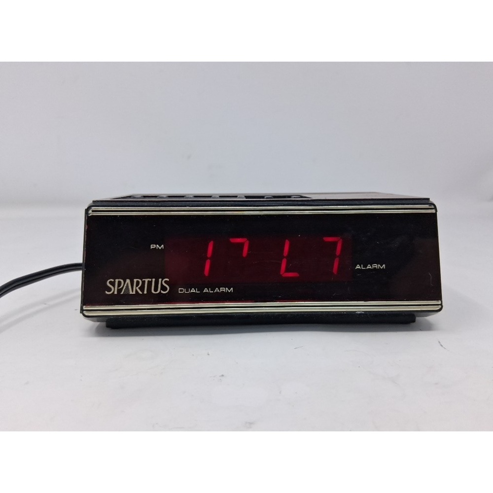 Spartus 1148 Vintage Dual Alarm Clock Red LED Wood Grain Retro Digital Bedside Y